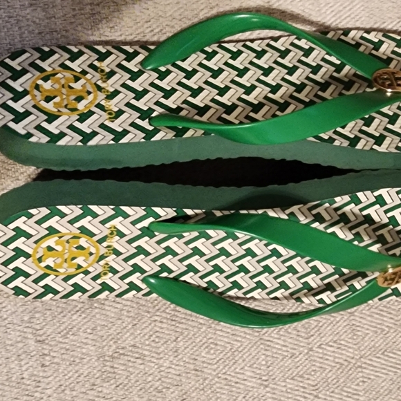 Tory Burch GOLD MONOGRAM FLIP FLOPS SIZE 9 Rubber Thong Sandals Green / White - Picture 4 of 5